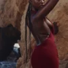 Sukienka maxi Thalina w kolorze wina z drapowanym dekoltem typu halter