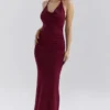 Sukienka maxi Thalina w kolorze wina z drapowanym dekoltem typu halter