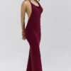 Sukienka maxi Thalina w kolorze wina z drapowanym dekoltem typu halter