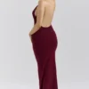 Sukienka maxi Thalina w kolorze wina z drapowanym dekoltem typu halter