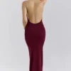 Sukienka maxi Thalina w kolorze wina z drapowanym dekoltem typu halter