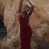 Sukienka maxi Thalina w kolorze wina z drapowanym dekoltem typu halter