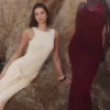 Sukienka maxi Thalina w kolorze wina z drapowanym dekoltem typu halter
