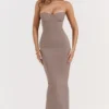 Sukienka maxi z gorsetem bez ramiączek Lucia w kolorze taupe Sukienka maxi z gorsetem bez ramiączek Lucia w kolorze taupe