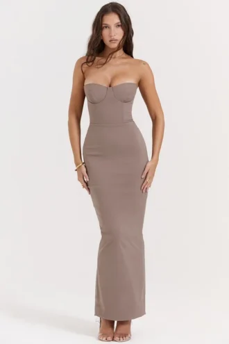 Sukienka maxi z gorsetem bez ramiączek Lucia w kolorze taupe Sukienka maxi z gorsetem bez ramiączek Lucia w kolorze taupe