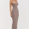 Sukienka maxi z gorsetem bez ramiączek Lucia w kolorze taupe Sukienka maxi z gorsetem bez ramiączek Lucia w kolorze taupe
