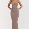 Sukienka maxi z gorsetem bez ramiączek Lucia w kolorze taupe Sukienka maxi z gorsetem bez ramiączek Lucia w kolorze taupe