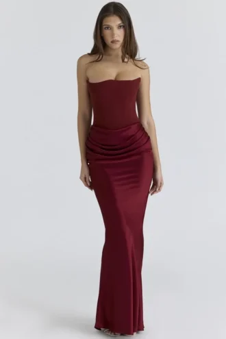 Sukienka maxi z gorsetem bez ramiączek w kolorze wina Persephone Sukienka maxi z gorsetem bez ramiączek w kolorze wina Persephone