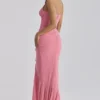Sukienka maxi z siateczki w kolorze karminowo-malinowym, z dekoltem halter i wodospadowym dołem Sukienka maxi z siateczki w kolorze karminowo-malinowym, z dekoltem halter i wodospadowym dołem