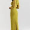 Sukienka maxi Zahra w kolorze chartreuse z głębokim dekoltem Sukienka maxi Zahra w kolorze chartreuse z głębokim dekoltem