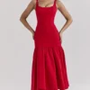 Sukienka midi Amore Scarlet z obniżoną talią Sukienka midi Amore Scarlet z obniżoną talią
