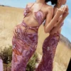 Sukienka midi Kasia w fioletowe wiry z wycięciami Sukienka midi Kasia w fioletowe wiry z wycięciami