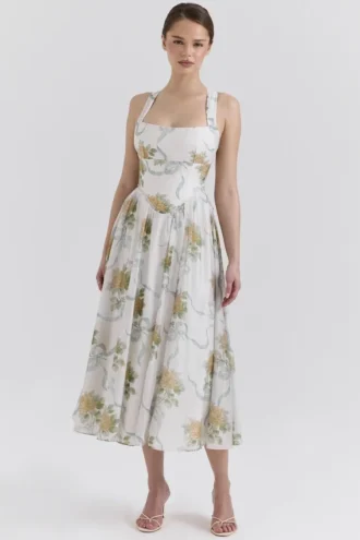 Sukienka midi Minerva w kolorze delikatnego błękitu z nadrukiem w stylu vintage Sukienka midi Minerva w kolorze delikatnego błękitu z nadrukiem w stylu vintage