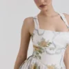 Sukienka midi Minerva w kolorze delikatnego błękitu z nadrukiem w stylu vintage