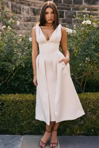 Sukienka midi Paloma Vintage z plisowanej satyny w kolorze kremowym Sukienka midi Paloma Vintage z plisowanej satyny w kolorze kremowym