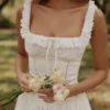 Sukienka midi Phoebe z białej bawełny z angielską haftowaną lamówką Sukienka midi Phoebe z białej bawełny z angielską haftowaną lamówką