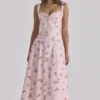 Sukienka midi Rosalee w stylu vintage z różowym kwiatowym nadrukiem Sukienka midi Rosalee w stylu vintage z różowym kwiatowym nadrukiem
