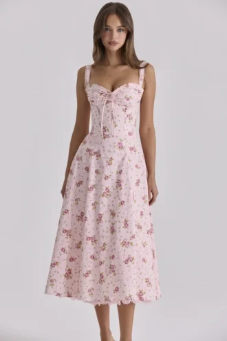 Sukienka midi Rosalee w stylu vintage z różowym kwiatowym nadrukiem Sukienka midi Rosalee w stylu vintage z różowym kwiatowym nadrukiem