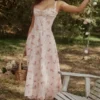 Sukienka midi Rosalee w stylu vintage z różowym kwiatowym nadrukiem Sukienka midi Rosalee w stylu vintage z różowym kwiatowym nadrukiem