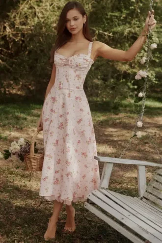 Sukienka midi Rosalee w stylu vintage z różowym kwiatowym nadrukiem Sukienka midi Rosalee w stylu vintage z różowym kwiatowym nadrukiem