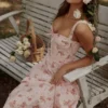 Sukienka midi Rosalee w stylu vintage z różowym kwiatowym nadrukiem Sukienka midi Rosalee w stylu vintage z różowym kwiatowym nadrukiem