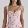 Sukienka midi Rosalee w stylu vintage z różowym kwiatowym nadrukiem Sukienka midi Rosalee w stylu vintage z różowym kwiatowym nadrukiem