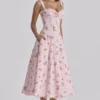 Sukienka midi Rosalee w stylu vintage z różowym kwiatowym nadrukiem Sukienka midi Rosalee w stylu vintage z różowym kwiatowym nadrukiem
