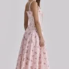 Sukienka midi Rosalee w stylu vintage z różowym kwiatowym nadrukiem Sukienka midi Rosalee w stylu vintage z różowym kwiatowym nadrukiem