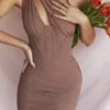 Sukienka midi Valentina Mocha z asymetrycznym wycięciem Sukienka midi Valentina Mocha z asymetrycznym wycięciem