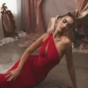 Sukienka midi Valentina Scarlet z asymetrycznym wycięciem