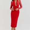 Sukienka midi Yasmin Scarlet z głębokim dekoltem Sukienka midi Yasmin Scarlet z głębokim dekoltem