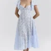 Sukienka midi z koronką w kwiaty Austen Bluebell Sukienka midi z koronką w kwiaty Austen Bluebell