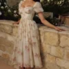 Sukienka midi z szyfonu w kolorze kości słoniowej z nadrukiem Vintage Rose marki Penelope Sukienka midi z szyfonu w kolorze kości słoniowej z nadrukiem Vintage Rose marki Penelope
