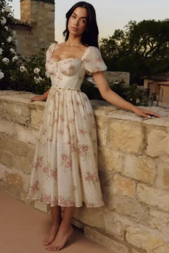 Sukienka midi z szyfonu w kolorze kości słoniowej z nadrukiem Vintage Rose marki Penelope Sukienka midi z szyfonu w kolorze kości słoniowej z nadrukiem Vintage Rose marki Penelope