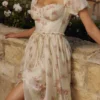 Sukienka midi z szyfonu w kolorze kości słoniowej z nadrukiem Vintage Rose marki Penelope Sukienka midi z szyfonu w kolorze kości słoniowej z nadrukiem Vintage Rose marki Penelope