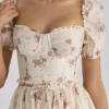 Sukienka midi z szyfonu w kolorze kości słoniowej z nadrukiem Vintage Rose marki Penelope Sukienka midi z szyfonu w kolorze kości słoniowej z nadrukiem Vintage Rose marki Penelope