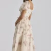 Sukienka midi z szyfonu w kolorze kości słoniowej z nadrukiem Vintage Rose marki Penelope Sukienka midi z szyfonu w kolorze kości słoniowej z nadrukiem Vintage Rose marki Penelope