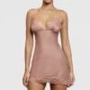 Sukienka typu slip z satyny i koronki w kolorze różowym Nia Sukienka typu slip z satyny i koronki w kolorze różowym Nia