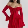 Sukienka z odkrytymi ramionami Alana Scarlet Sukienka z odkrytymi ramionami Alana Scarlet